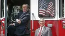 Presiden AS, Donald Trump berpose sambil duduk di sebuah truk pemadam kebakaran saat bersama Wapres Mike Pence menghadiri acara pameran produk bertajuk "Made in America" di Gedung Putih, Washington, Senin (17/7). (AP Photo/Pablo Martinez Monsivais)