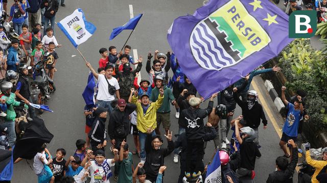 Foto: Sambut Kedatangan Skuad Persib usai Juara Championship Series BRI Liga 1 2023/2024, Bobotoh Lakukan Pawai di Kota Bandung
