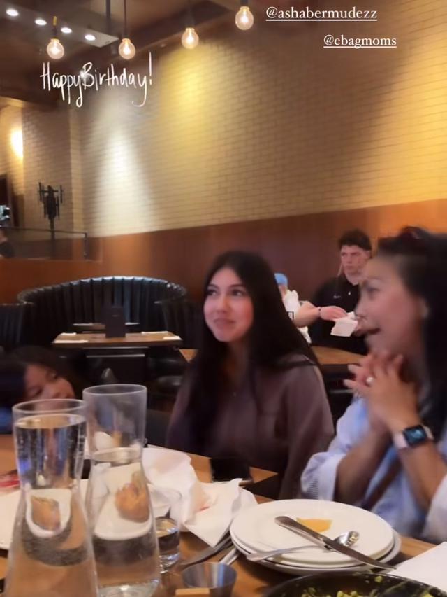 Asha Bermudez dan Cindy Fatikasari di Kanada