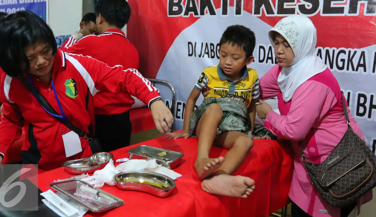 Seorang anak saat mengikuti pengobatan dan sunatan masal gratis di Jakarta, Sabtu (23/7). Acara ini memperingati HUT ke-70 Bhayangkara dengan menggelar pengobtan gratis, sunatan masal, donor darah dan periksa gigi gratis. (Liputan6.com/Angga Yuniar)