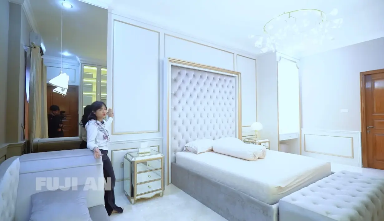 Ini ranjang utama yang jadi tempat tidur Fuji. Ia sengaja tak pilih kasur lebar karena merasa lebih nyaman dengan yang cukup. [YouTube Fuji An]