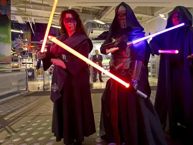 Sejumlah pria mengenakan kostum karakter di film ‘Star Wars’ di Times Square,  New York, Jumat (4/9/2015) . Hal ini untuk menarik perhatian warga sekitar untuk membeli mainan terbaru dari serilal “Star Wars : The Force Awakens”. (REUTERS/Carlo Allegri)