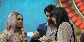 Bintang serial Khushi, Barun Sobti dan Dalljiet Kaur tiba di Jakarta pada Kamis (13/4/2017). Kedatangannya ke Indonesia guna menyapa penggemarnya. Sambutan antusias dari penggemar yang membuat keduanya mengaku senang. (Galih W. Satria/Bintang.com)