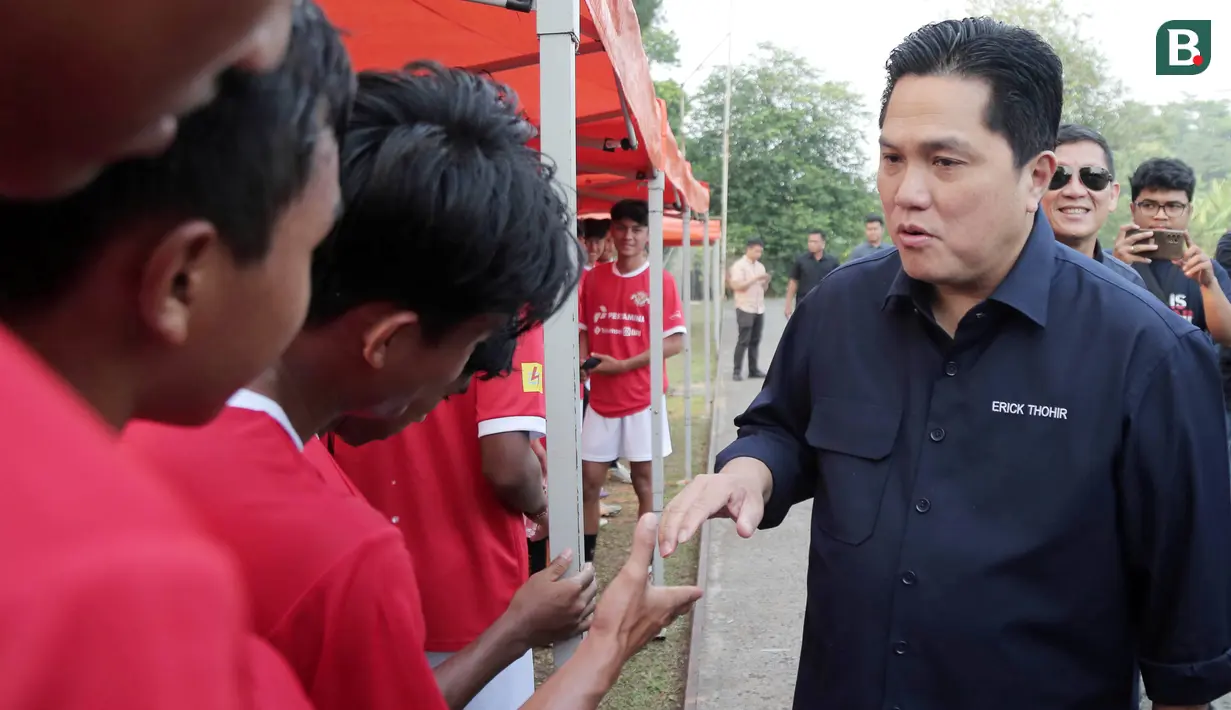 Ketua Umum PSSI, Erick Thohir, bersalaman dengan peserta seleksi pemain Timnas Indonesia U-17 di Persija Training Ground, Nirwana Park, Depok, Sabtu (22/7/2023). (Bola.com/Ikhwan Yanuar)