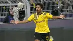 Penyerang Borussia Dortmund, Karim Adeyemi melakukan selebrasi usai mencetak gol ke gawang Chelsea selama pertandingan leg pertama babak 16 besar Liga Champions di Signal Iduna Park, Jeramn, Kamis (16/2/2023). Dortmund menang atas Chelsea dengan skor tipis 1-0. (AP Photo/Martin Meissner)