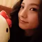 Jisoo BLACKPINK membagikan apa saja barang-barang yang ada di tasnya ketika menjalani tur dunia, ada boneka hingga scrunchie. (Tangkapan Layar YouTube/행복지수 103%)