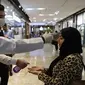 Seorang wanita saat diperiksa suhu tubuhnya dan tangannya ketika memasuki Pusat Perbelanjaan Palladium, di Teheran utara, Iran, Selasa (3/3/2020). Demam yang merupakan salah satu gejala dari infeksi corona menjadikan termometer sebagai salah satu alat untuk mendeteksi. (AP Photo/Vahid Salemi)