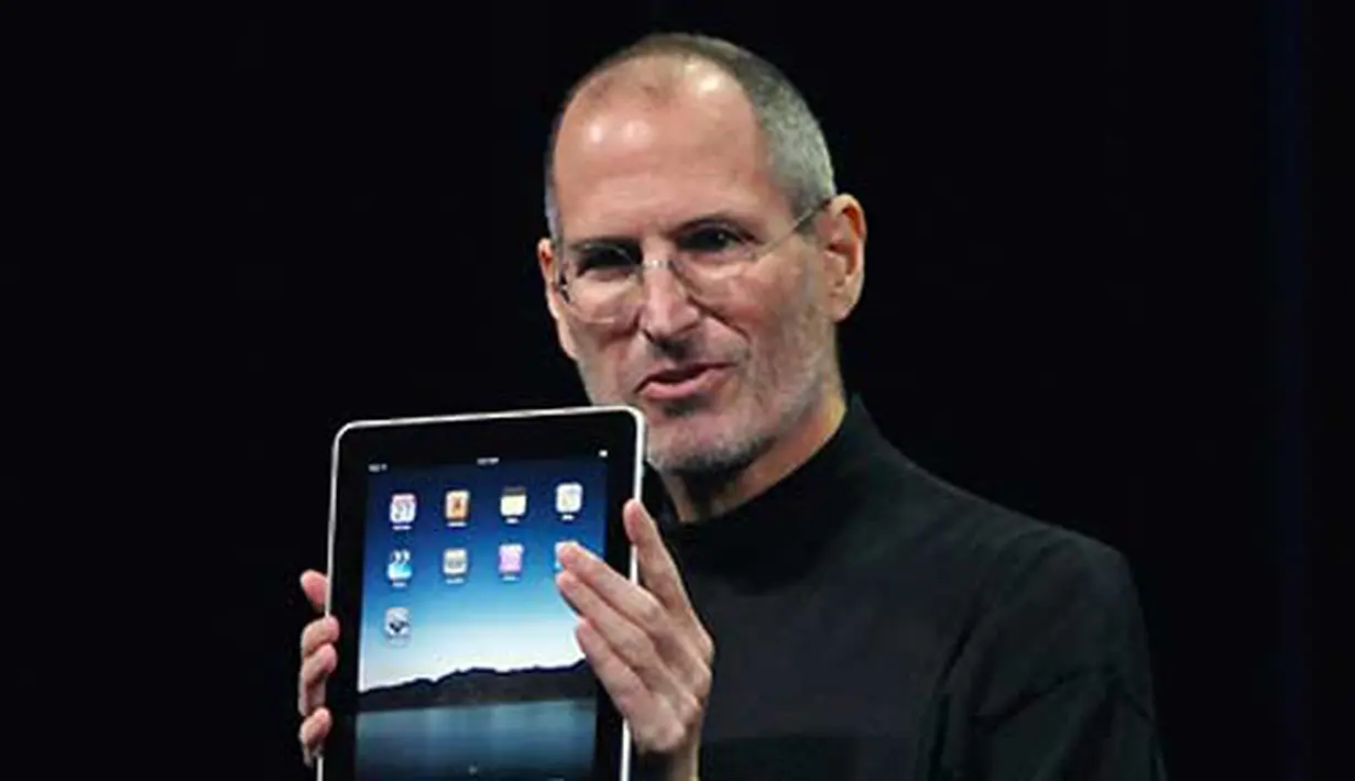 CEO Apple Steve Job memperlihatkan "iPad" yang baru saat peluncuran produk komputer tablet terbaru tanggal 27 Januari 2010. (Antara).