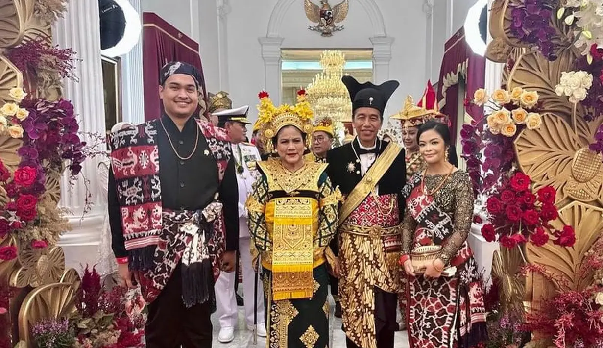 Saat upacara 17 Agustus di Istana, Niena tampil dengan kebaya hitam berpayet dipadukan kain ulos sebagai selendang dan bawahannya.  [@ditoariotedjo]