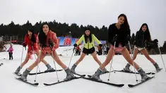 Sejumlah wanita bermain ski tanpa mengenakan celana di Dugongshan Ski Resort, Cina. Foto diambil Selasa (13/01/2015). (CHINA OUT AFP PHOTO)