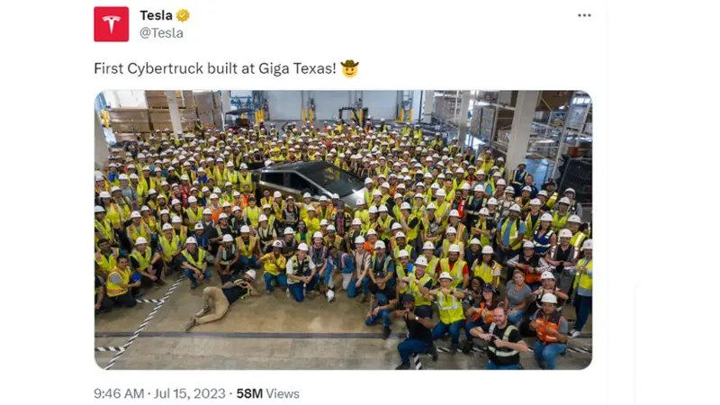 Tesla Cybertruck keluar dari jalur produksi di pabrik Tesla di Austin, Texas