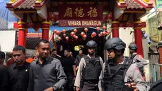 Jelang kedatangan Presiden Joko Widodo, aparat keamanan melakukan sterilisasi di Vihara Dhanagun, Bogor, Jawa Barat, Kamis (5/3/2015). Presiden Jokowi akan membuka pesta rakyat Kota Bogor dalam rangka perayaan Cap Go Meh. (Liputan6.com/Helmi Fithriansyah)