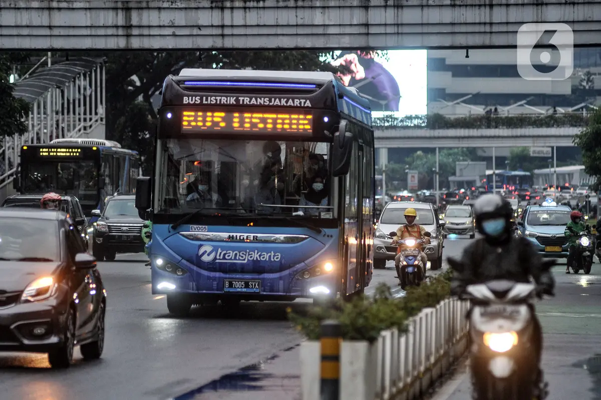 FOTO: Menjajal Bus Listrik Transjakarta saat PPKM Level 1