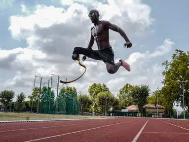 Atlet Prancis Jean Baptiste Alaize, yang mewakili Prancis pada Paralympic Games 2016 di Rio, memakai tungkai prothesis di bawah lutut selama sesi latihan di Antibes, Prancis selatan pada 24 Agustus 2020. (AFP Photo/Valery Hache)