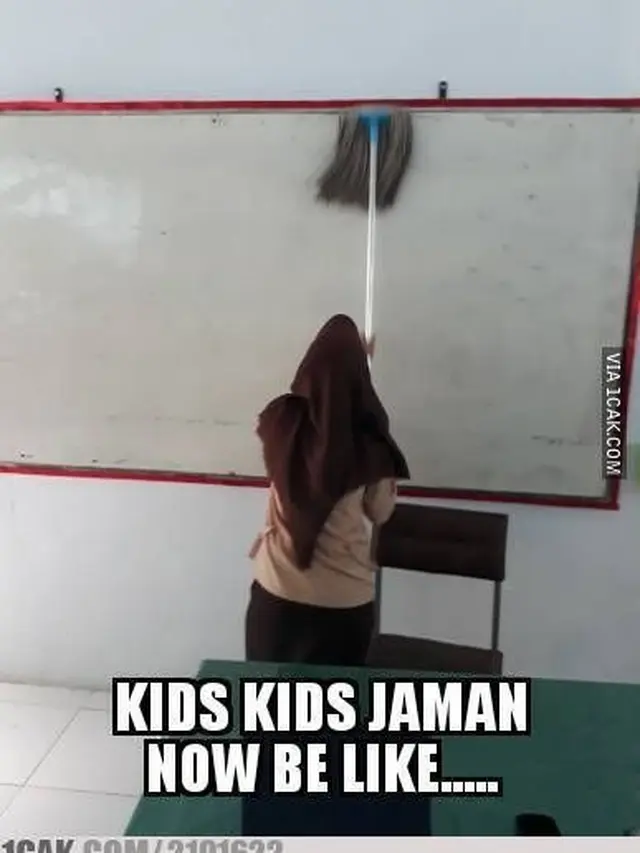 6 Tingkah Murid di Papan Tulis Ini Absurd Pol, Guru Senyum Tipis