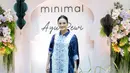 Ririn Ekawati hadirkan gaya modest klasik. Pola warna biru hadirkan kemewahan yang menjanjikan.