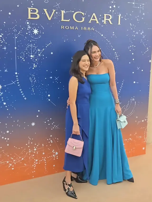 Dian Sastrowardoyo mengenakan dress biru saat BVLGARI Year End Party. [@stefanietefi]