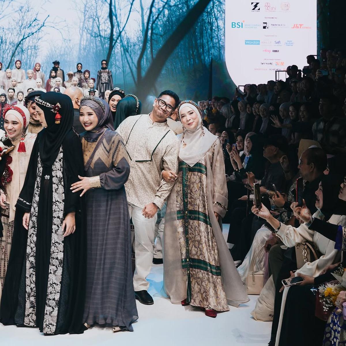 Momen Kocak Fitrop Malah Ngereog di Catwalk Usai Tangan Dicium Suami