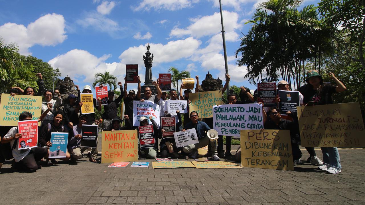 Puluhan jurnalis melakukan aksi solidaritas di depan Monumen Bajra Sandhi, Renon, Kota Denpasar, Minggu (16/11), menolak gugatan perdata Menteri Pertanian, Andi Amran Sulaiman terhadap Media Tempo.