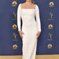 Kristen Bell mengenakan gaun minimalis. (Neilson Barnard / GETTY IMAGES NORTH AMERICA / AFP)