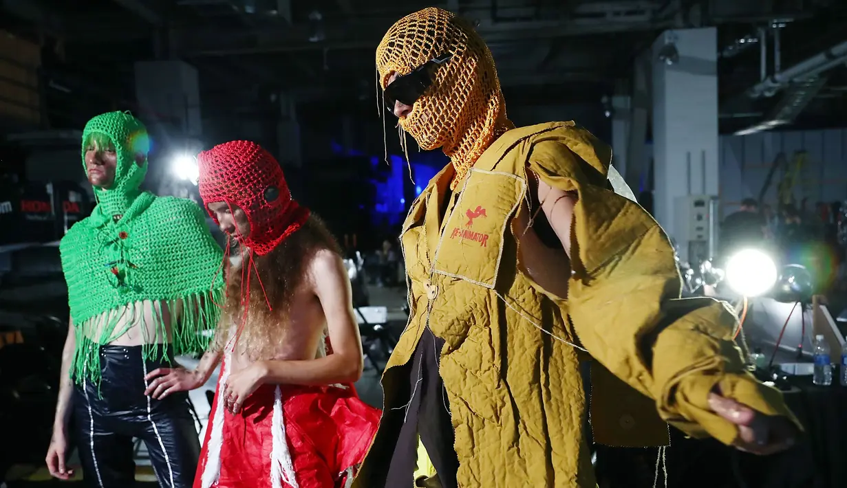 Sejumlah Model berada di belakang panggung bersiap membawakan busana VFILES selama New York Fashion Week di Barclays Center of Brooklyn di New York City, (6/9). (Astrid Stawiarz / Getty Images / AFP)