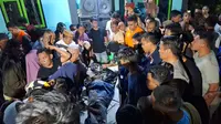 Korban longsor tambang Suwawa, Kabupaten Bone Bolango saat dievakuasi ke Posko tim pencari (Arfandi Ibrahim/Liputan6.com)