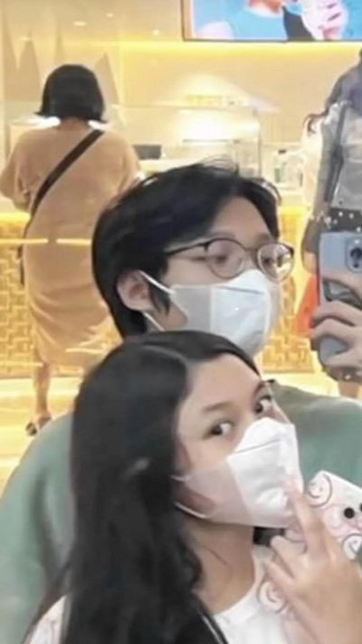 Mirror Selfie yang Menggemaskan<br>