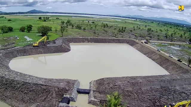 Menteri PUPR Basuki Hadimuljono memimpin dimulainya penanaman sorgum di area sabuk hijau Bendungan Batujai, Lombok Tengah, Nusa Tenggara Barat (NTB). (Dok Kementerian PUPR)