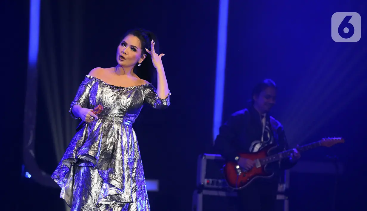 Penyanyi Vina Panduwinata tampil pada hari pertama BNI Java Jazz Festival 2022 di JIExpo Kemayoran, Jakarta, Jumat (27/5/2022). Perhelatan musik BNI Java Jazz Festival 2022 digelar pada 27-29 Mei yang menampilkan musisi-musisi dari dalam dan luar negeri. (Liputan6.com/Johan Tallo)