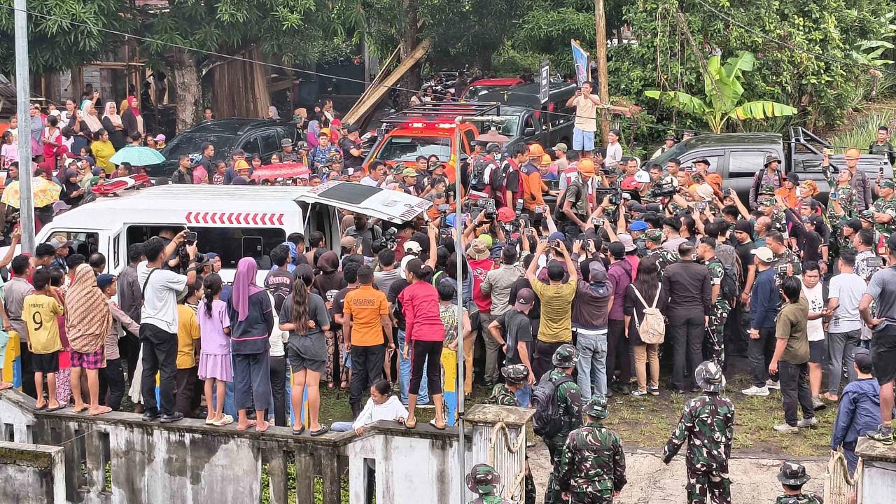 FOTO: Evakuasi Dua Pendaki Asing Korban Erupsi Gunung Dukono