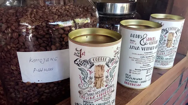 Deretan kaleng kopi akarwangi khas Garut di galeri Desa Wisata Alam Ciburial, Samarang Garut, Jawa Barat