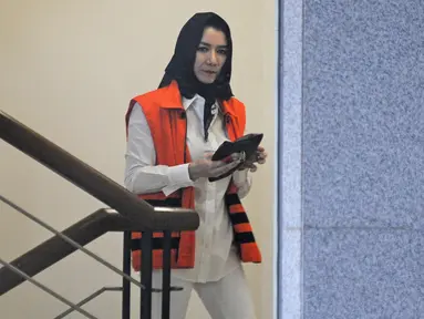 Tersangka Bupati Kutai Kartanegara nonaktif Rita Widyasari saat menuju ruang pemeriksaan di Gedung KPK, Jakarta, Kamis (1/2). Rita kembali diperiksa sebagai tersangka dalam kasus dugaan tindak pidana pencucian uang (TPPU). (Liputan6.com/Herman Zakharia)