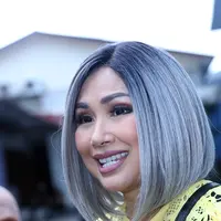 Sering berganti penampilan, Titi DJ yang mengaku masih jomblo ini juga mendapat dukungan dari anak-anaknya yang telah beranjak dewasa. Pujian dari anaknya itu membuatnya makin pede. (Nurwahyunan/Bintang.com)