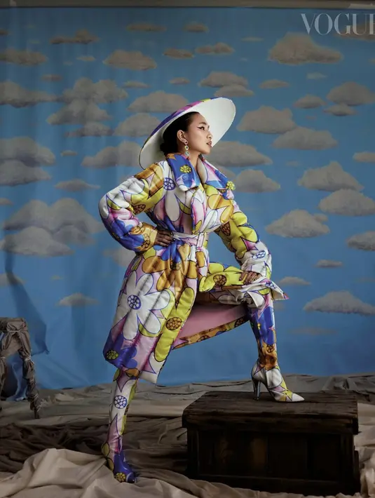 <p>Overcoat bermotif floral juga semakin sempurna dan dramatis. Kesmepurnaan gaya autentik semakin terpancar dari tampilan percaya diri yang sesungguhnya. [Foto: Instagram/ Niki Zefanya.dok &amp; @charlie__chops]</p>