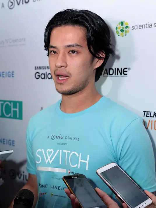 "Belum ada, enggak kok. Aku lagi fokus promo film," kata Aura Kasih di hari yang sama namun berbeda tempat menjawab kedekatannya dengan Morgan. (Deki Prayoga/Bintang.com)