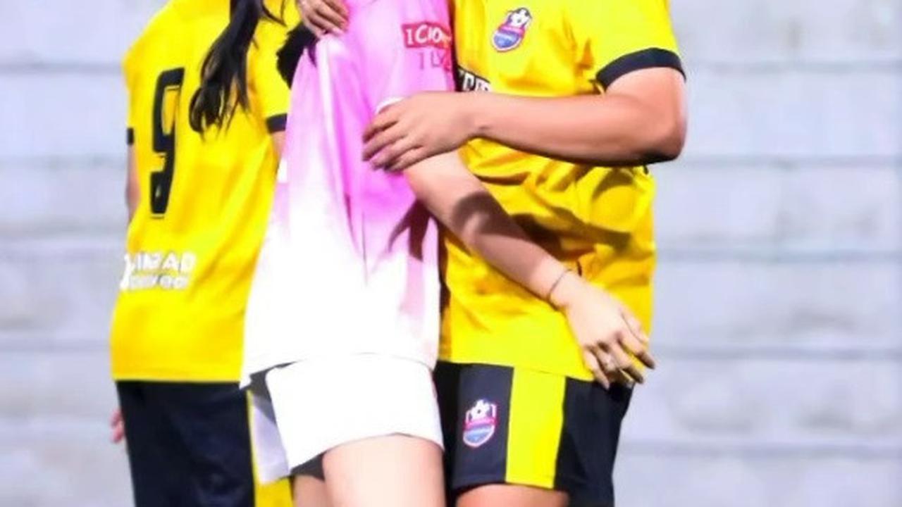 Berbeda Tim di Atas Lapangan