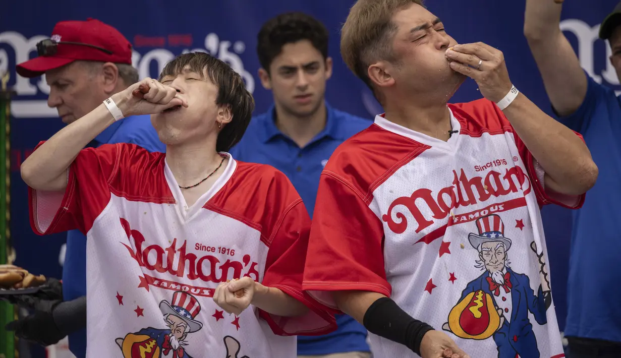 Kontes tahunan di Coney Island, New York City, menarik para kompetitor dari Inggris, Kanada, Korea Selatan, Jepang, Brasil dan Australia. (AP Photo/Yuki Iwamura)