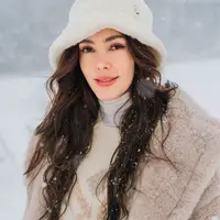 Cathy Sharon kembali mencuri perhatian publik dengan gaya berbusananya yang selalu elegan. Kali ini, penampilannya saat menikmati liburan akhir tahun di Jepang sukses menjadi inspirasi untuk gaya layering musim dingin yang stylish dan nyaman.  [@cathysharon].
