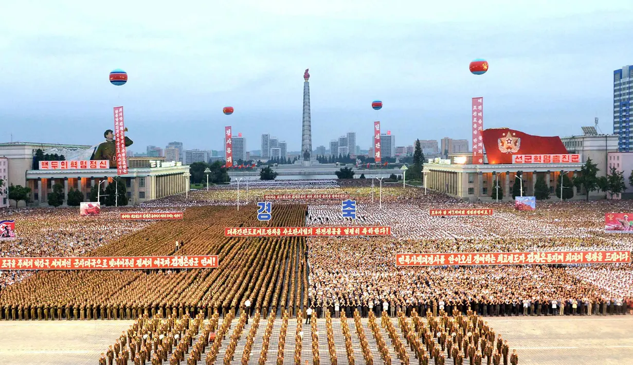 Warga sipil dan personel militer berkumpul di Kim Il Sung Square, Pyongyang untuk merayakan kesuksesan peluncuran bom hidregon antarbenua, Rabu (6/9). Korut menyatakan berhasil melakukan uji coba bom hidroben pada Minggu lalu. (STR/KCNA VIS KNS/AFP)
