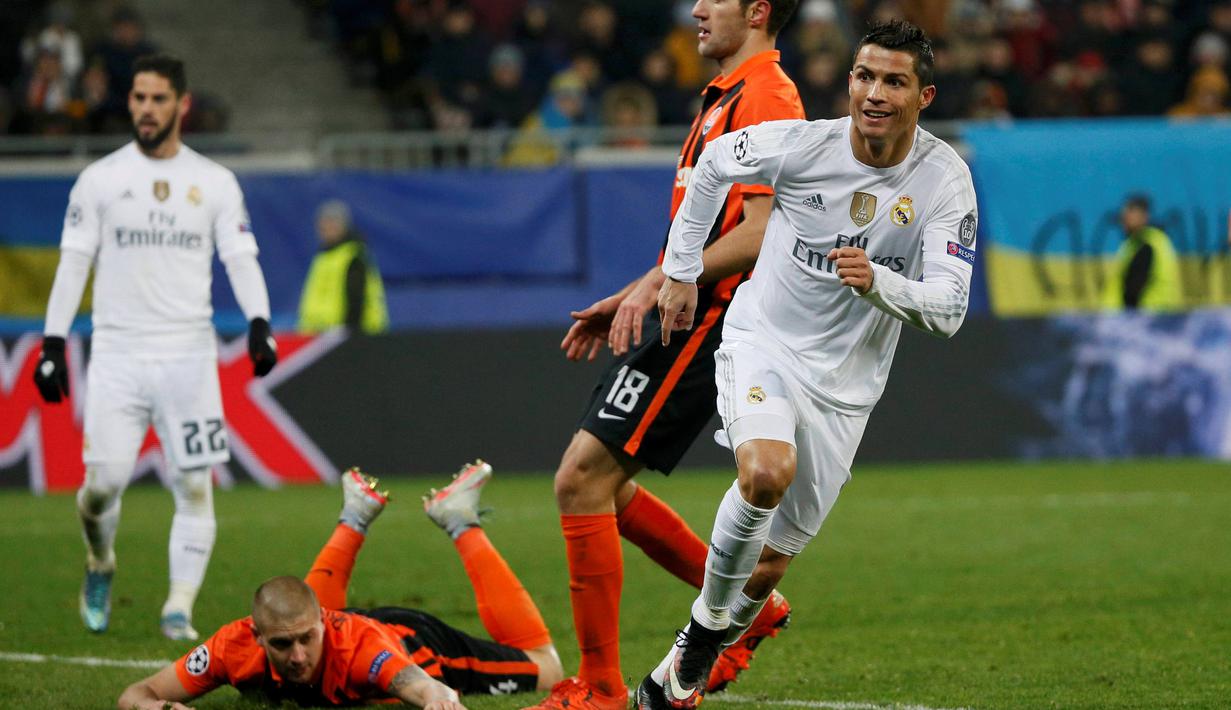 Striker Real Madrid, Cristiano Ronaldo (kanan) merayakan gol yang dicetaknya ke gawang Shakhtar Donetsk dalam laga Grup A Liga Champions di Stadion Lviv Arena, Lviv, Ukraina, Kamis (26/11/2015) dini hari WIB. (Reuters/Gleb Garanich)