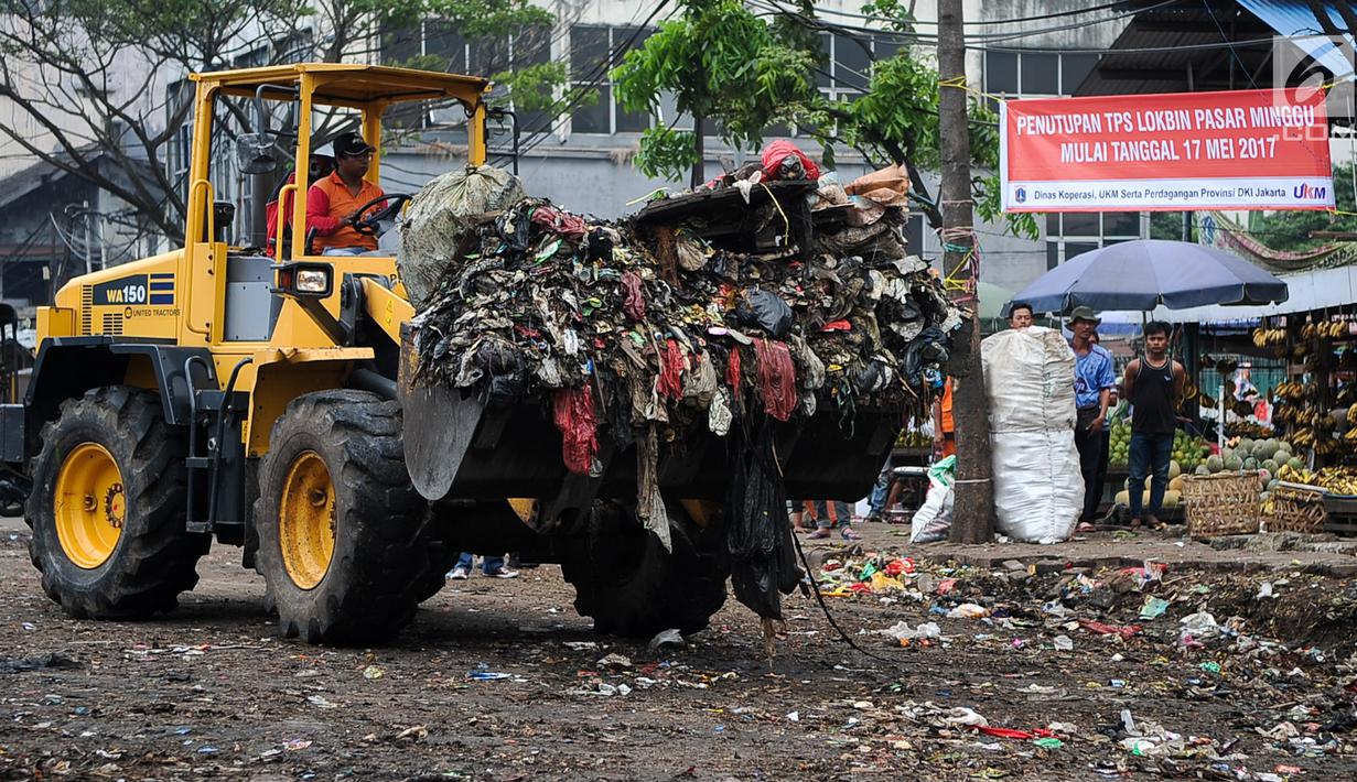Alat berat membersihkan sisa sampah dari tempat pembuangan sampah (TPS) Lokbin Pasar Minggu, Jakarta, Jumat (19/5). Tempat pembuangan sampah Lokbin C Pasar Minggu resmi ditutup. (Liputan6.com/Yoppy Renato)