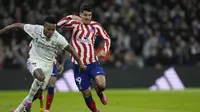 Eder Militao dari Real Madrid, kiri, berebut bola dengan Alvaro Morata dari Atletico Madrid selama pertandingan sepak bola perempat final Copa del Rey Spanyol antara Real Madrid dan Atletico Madrid di stadion Santiago Bernabeu di Madrid, Kamis, 26 Januari 2023. (AP Photo /Bernat Armangue)