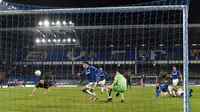 Ilkay Gundogan saat mencetak gol ke gawang Everton pada perempat final Piala FA 2020/2021, Minggu (21/03/2021) dini hari WIB.  (PAUL ELLIS / POOL / AFP)