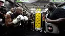 Petinju Floyd Mayweather Jr melakukan latihan didampingi pelatihnya di Mayweather Boxing Club, Las Vegas, Nevada (10/8). (AFP Photo/John Gurzinski)