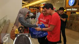 Tim Tempo Scan Love Earth memberikan pengunjung sebuah tas jinjing sebagai bentuk kepedulian untuk mengurangi sampah plastik, Jakarta, Kamis (28/4). (Liputan6.com/Gempur M Surya)