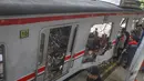Petugas melakukan pengecekan saat proses evakuasi gerbong Kereta Rel Listrik (KRL) Commuter Line pasca-tabrakan Kereta Api Jarak Jauh (KAJJ) Argo Bromo Anggrek relasi Gambir-Surabaya Pasar Turi di Stasiun Bekasi Timur, Bekasi, Jawa Barat, Selasa (28/4/2026). (merdeka.com/Arie Basuki)