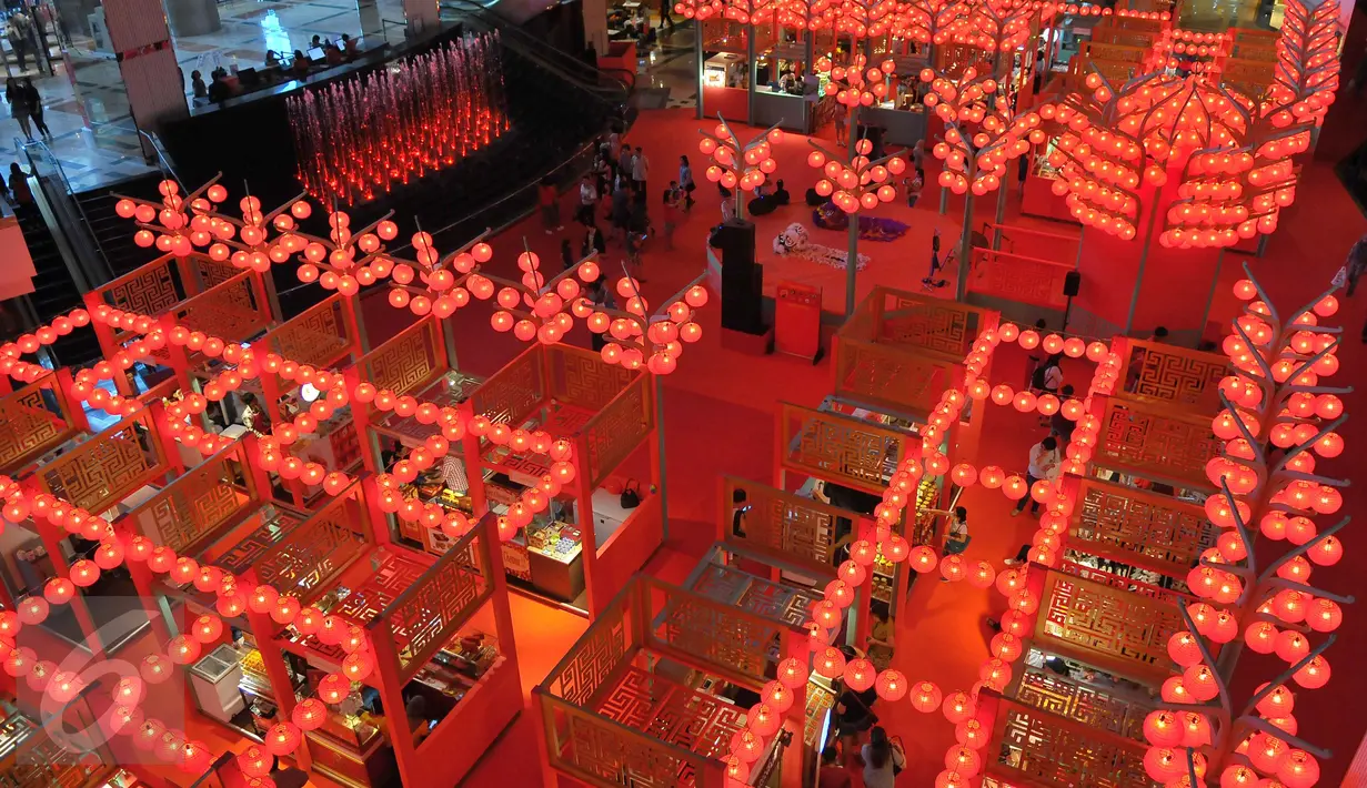 Lampion-lampion terpasang di Mall Taman Anggrek, Jakarta, Jumat (20/1). Pemasangan lampion tersebut untuk menyambut perayaan Imlek. (Liputan6.com/Angga Yuniar)