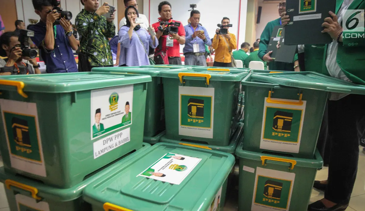 PPP kubu Romahurmuziy (Romi) menyerahkan berkas ke anggota Komisioner KPU, Hasyim Ashari di Kantor KPU RI, Jakarta, Sabtu (14/10). PPP kubu Romi mengantar berkas pendaftaran peserta Pemilihan Umum 2019. (Liputan6.com/Faizal Fanani)