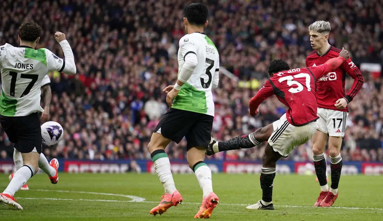 Rekor pertama yang ditorehkan Kobbie Mainoo usai mencetak gol ke gawang Liverpool pada laga pekan ke-32 Premier League 2023/2024 adalah ia menjadi pemain termuda MU yang pernah menjebol gawang Liverpool di Premier League. Saat itu usianya baru menginjak 18 tahun 354 hari. (AP Photo/Dave Thompson)