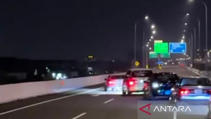 Konvoi Mobil Zig-zag di Tol Becakayu Bikin Bahaya Pengguna Jalan, Sopir Diburu Polisi